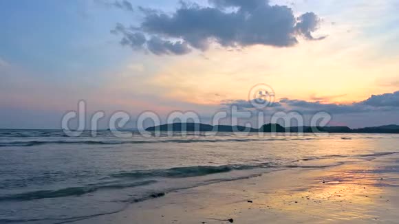 海浪拍打着海滩傍晚的大海苦涩的天空视频的预览图
