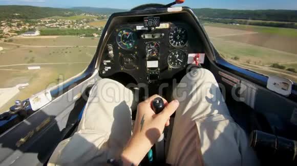 小型私人飞机或滑翔机驾驶员视频的预览图