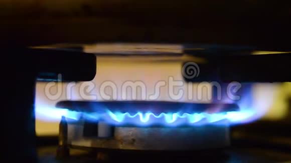煤气炉火焰煤气灶中气体的蓝色火焰在黑暗中点燃炉子视频的预览图