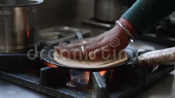 做印度菜是用煎锅做的视频的预览图