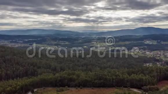 云彩飞过美丽的山谷景观视频的预览图