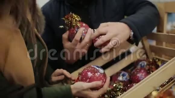 在超市里一群快乐的朋友为圣诞树挑选圣诞玩具视频的预览图