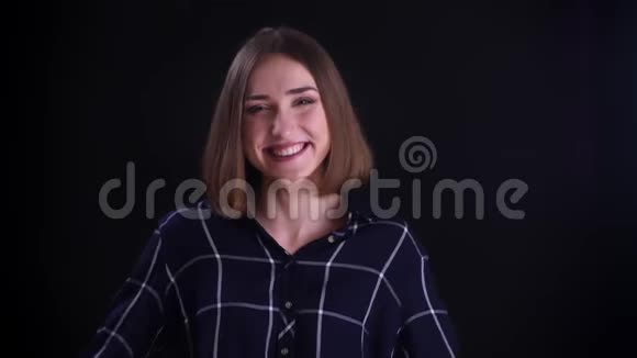 年轻可爱的短毛女性特写镜头直视镜头带着羞涩的微笑背景视频的预览图