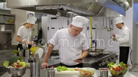 厨师警告厨师在厨房使用智能手机视频的预览图