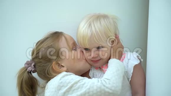 好看又爱的姐妹拥抱玩耍亲吻很可爱快乐的生活方式孩子们真正的友谊朋友为视频的预览图