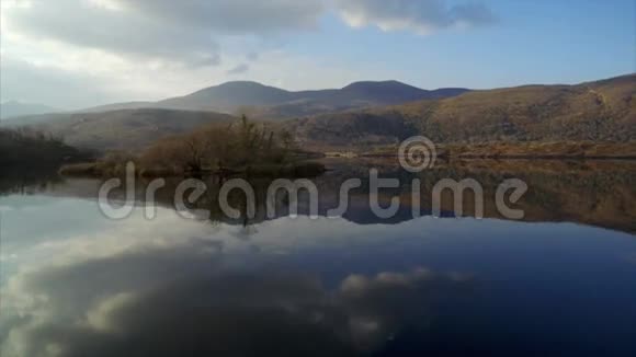 平静的湖面和群山与天空的影像视频的预览图