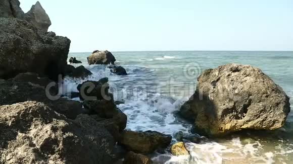 海浪拍打着海岸悬崖视频的预览图