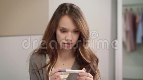 担心女人等待怀孕测试结果怀孕测试的女孩视频的预览图
