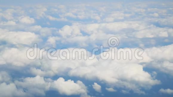 从飞机窗口看到的乘飞机旅行视频的预览图
