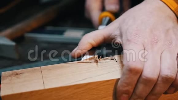 木工行业一名木工用凿子把木器上的的凹槽视频的预览图