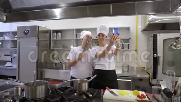 厨师在专业厨房自拍视频的预览图