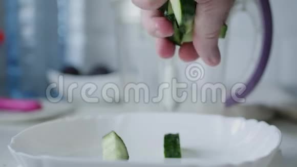 厨房里的人准备黄瓜片做新鲜沙拉视频的预览图