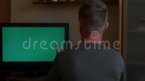 令人兴奋的体育迷观看电视机绿色屏幕视频的预览图