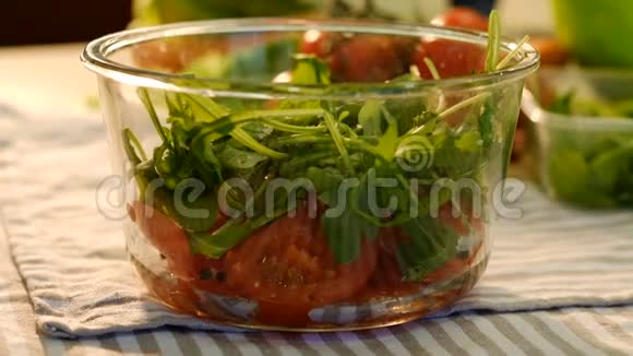 食物烹饪沙拉加盐西红柿碗视频的预览图