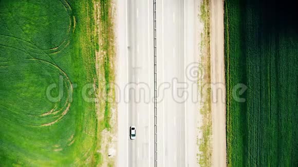 空中飞行在田野之间的道路上夏季颜色视频的预览图