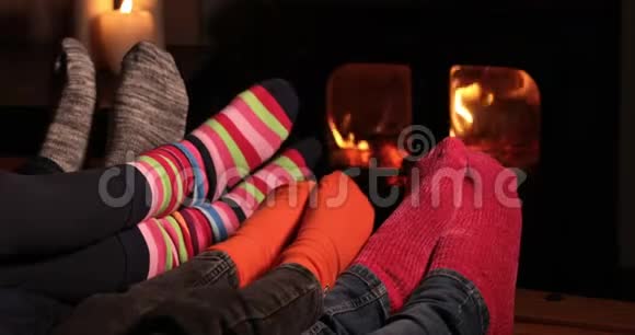 家中舒适的家人在家穿着袜子温暖的双脚被火焰包围视频的预览图