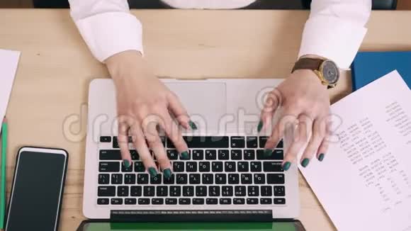 年轻女子在办公室工作时使用电脑视频的预览图