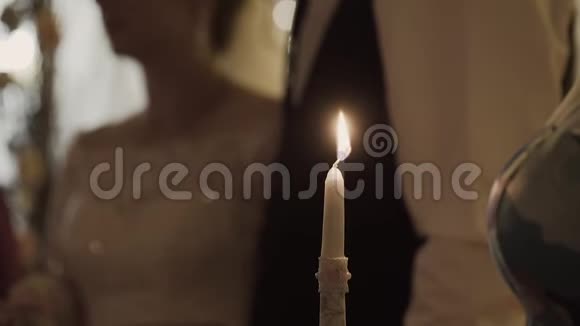女人手里拿着蜡烛合上视频的预览图