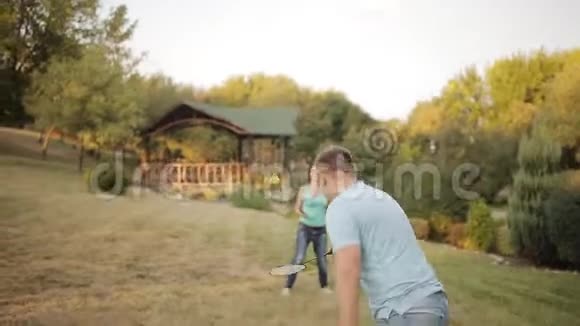 夫妇在公园打羽毛球笑视频的预览图