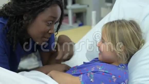 在重症监护病房与女护士交谈视频的预览图