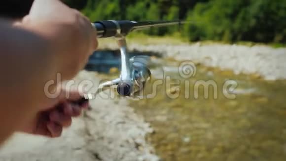 一个人正在一条小河里钓鱼用勺子钓一条食肉鱼视频的预览图