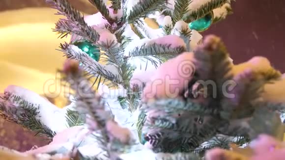 街道圣诞树云杉树上的圣诞球花环和装饰品视频的预览图