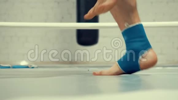 拳击手跳绳的男腿在搏击俱乐部进行环心训练跆拳道训练跳跃视频的预览图