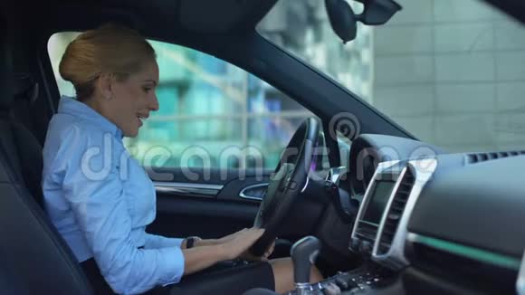 女人对第一次购买的汽车感到高兴触摸随机按钮天真的喜悦视频的预览图