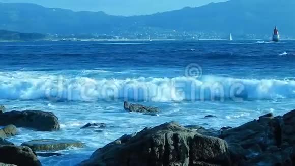 西班牙海岸带海水和海浪的景观视频的预览图