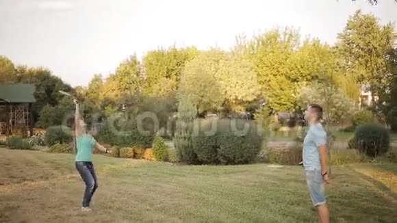 情侣一起在公园打羽毛球视频的预览图
