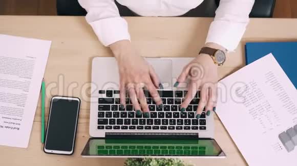 年轻女性在办公室工作场所使用电脑绿色屏幕视频的预览图