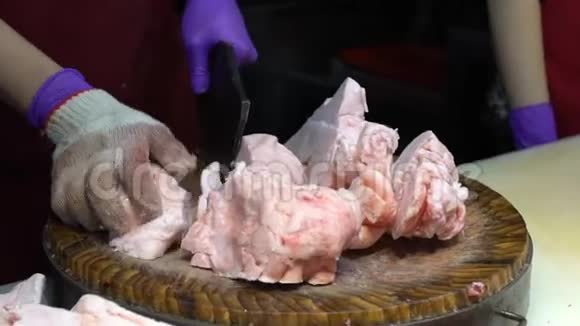 肉店老板用刀子在木板上切生肉视频的预览图