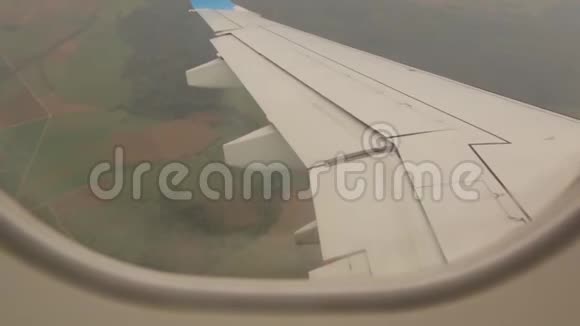 飞机通过窗口转向视图视频的预览图