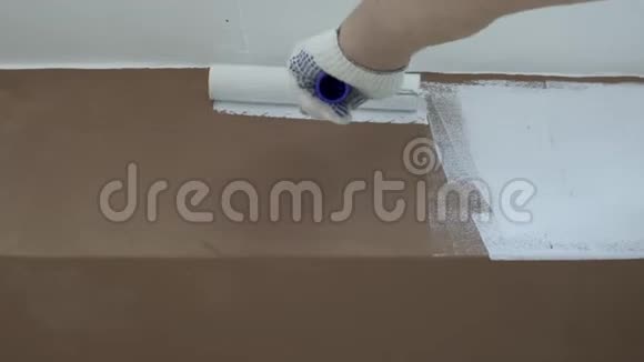 用白色油漆粉刷房间用白色油漆蘸取滚筒进行粉刷视频的预览图