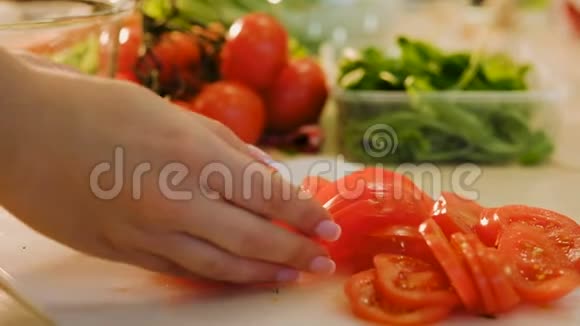 沙拉食品烹饪女人把切好的西红柿放进碗里视频的预览图