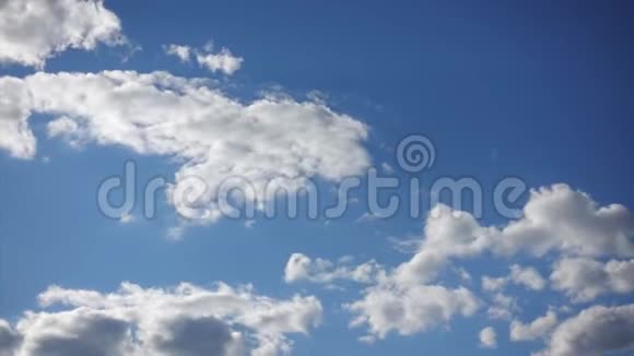阳光穿过蓝天白云时光流逝视频的预览图