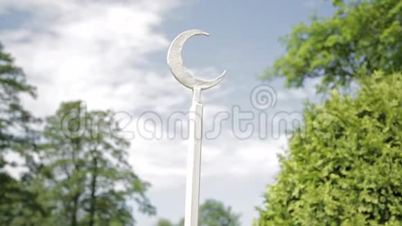 铁栅栏的细节伊斯兰清真寺旁边花园中的月牙符号视频的预览图