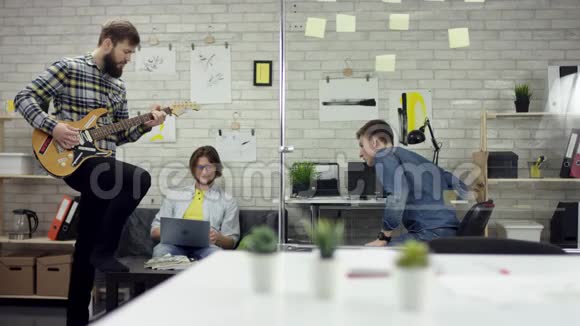 快乐的成功商务人士在办公室玩有趣的扔文件一个人在玩吉他他们非常视频的预览图