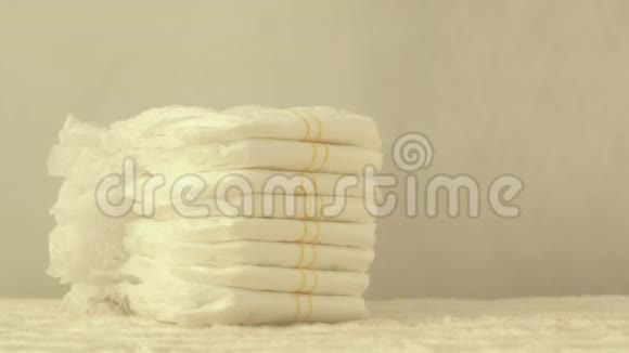 白色羽毛落在婴儿尿布上的概念是纯洁舒适缓慢运动复制空间餐巾纸视频的预览图