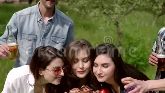 吃烤肉的朋友烧烤派对快乐的人视频的预览图