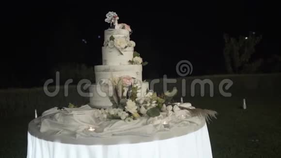 婚礼蛋糕顶部的特写和详细的糖霜行动户外婚礼蛋糕视频的预览图