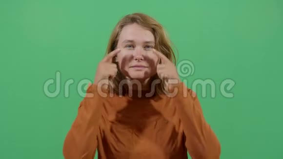 用手指做亚洲眼睛的女人视频的预览图