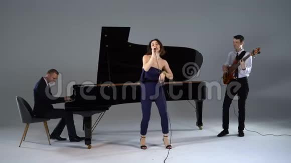 女孩在三位音乐家中唱歌视频的预览图