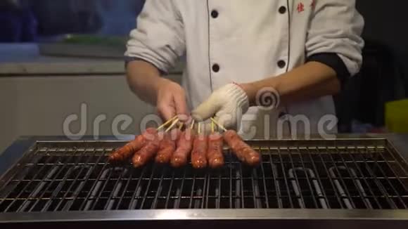 4K亚洲人在亚洲夜市烧烤烧烤香肠视频的预览图