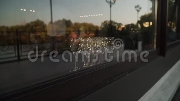 晚上在餐厅窗外空着香槟酒杯视频的预览图