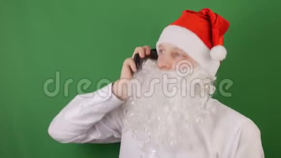 像圣诞老人一样的男人紧张地在电话里在绿色的Chroma键上交谈视频的预览图