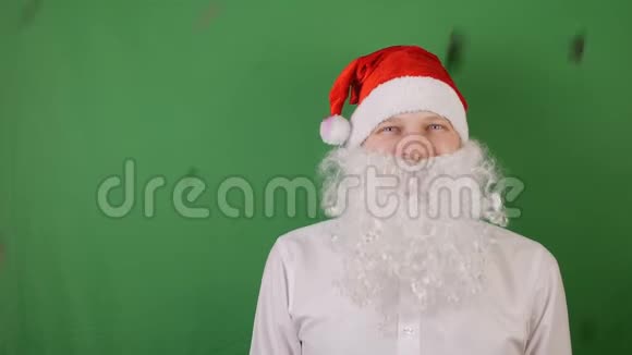 像圣诞老人这样的快乐男人在绿色Chroma键上五彩纸屑在2019年的圣诞节和新年里飘落视频的预览图