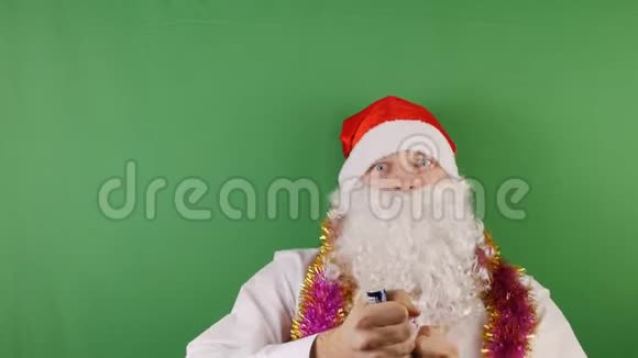像圣诞老人那样的人在绿色的Chroma键上用五彩纸屑圣诞和新年来狂欢视频的预览图
