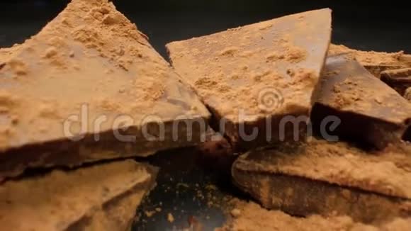 甜点和食物概念黑巧克力堆大杯视频的预览图
