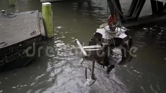 阿姆斯特丹运河清洗视频的预览图